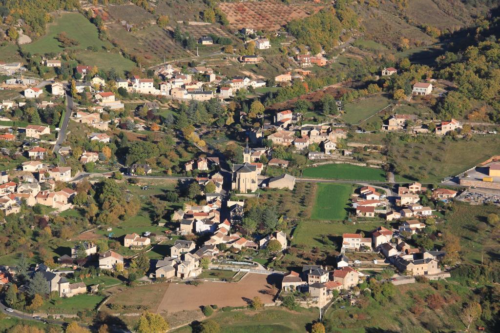 Gite La Cerise Qui Rit La Cresse Exterior photo